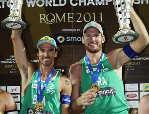 Alison e Emanuel vibram com título em Roma (Foto: divulgação / FIVB)