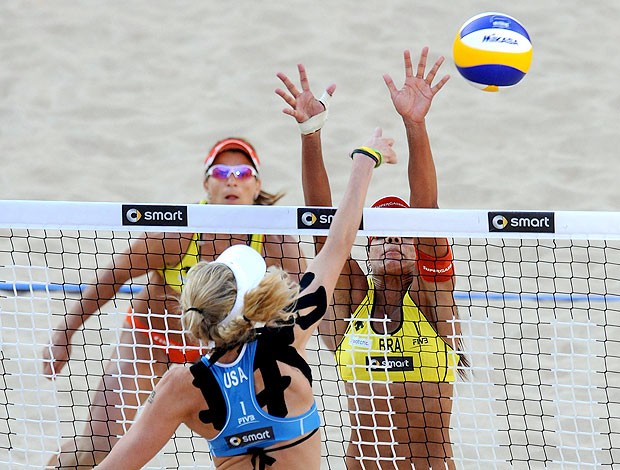 vôlei de praia juliana e larissa etapa de Roma (Foto: divulgação / FIVB)