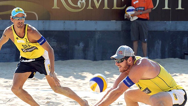 Alison e Emanuel no vôlei de praia em Roma (Foto: Divulgação / FIVB)