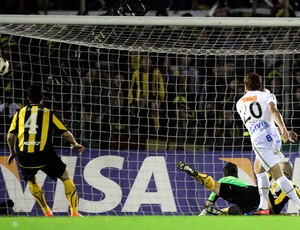 Zé Eduardo na partida do Santos contra o Peñarol (Foto: Reuters)