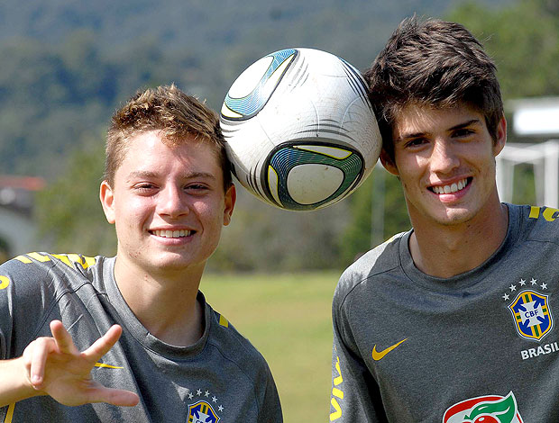 Adryan e Piazon no treino da Seleção sub-17 (Foto: Alexandre Durão / GLOBOESPORTE.COM)