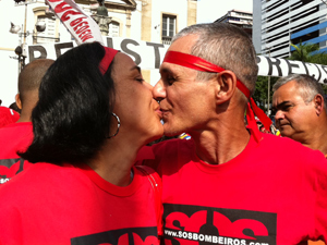 tenente Adilson beija mulher ao reencontrá-la  (Foto: Thamine Leta/G1)