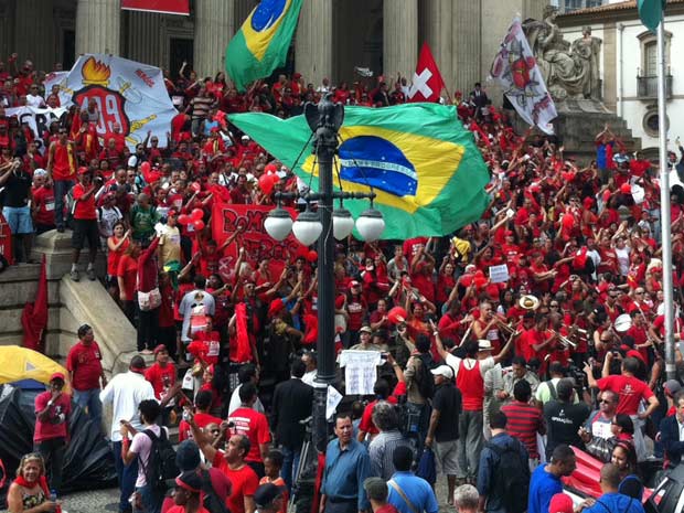 Escadaria da Alerj é tomada pelos bombeiros (Foto: Thamine Leta/G1)