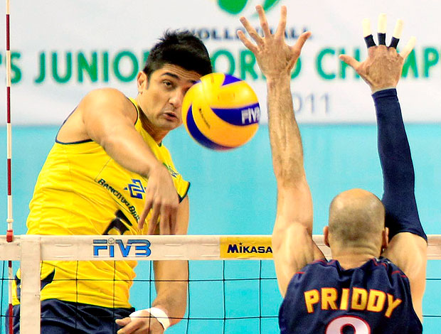 Leandro Vissotto na partida do Brasil contra os EUA no vôlei (Foto: Victor Schwaner / VIPCOMM)