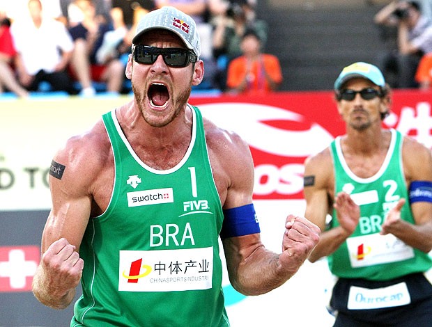 Alison e Emanuel comemoram título em Pequim no vôlei de praia (Foto: FIVB)