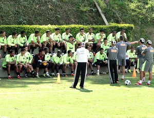 Dorival Junior conversa com jogadores no treino do Atlético-MG (Foto: Marco Antônio Astoni / Globoesporte.com)