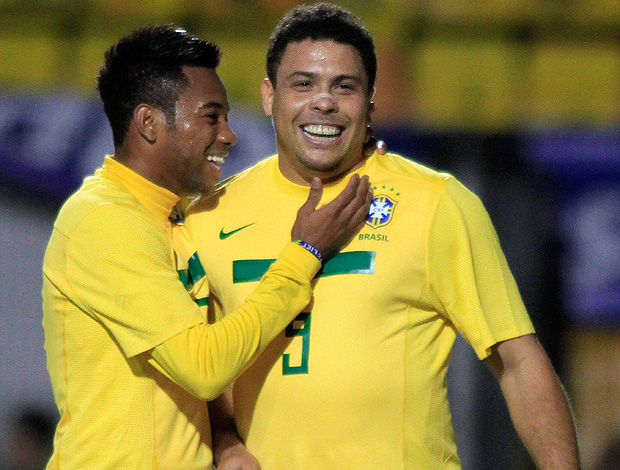 pacaembu  despedida ronaldo brasil x romênia robinho (Foto: Agência Reuters)