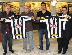 Renato com Gerson na apresentação do Botafogo (Foto: Satiro Sodré / Divulgação / Agif)