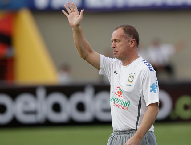 Mano Menezes treino Seleção (Foto: Mowa Press)