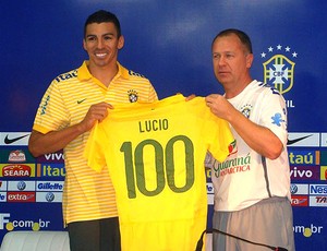 Lucio apresenta camisa 100 da Seleção Brasileira com Mano Menezes (Foto: Márcio Iannaca / GLOBOESPORTE.COM)