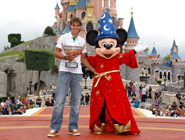 tênis rafael nadal troféu roland garros eurodisney (Foto: agência Reuters)