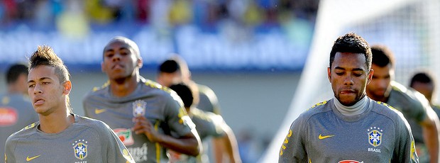 Neymar e Robinho no treino da Seleção Brasileira (Foto: EFE)