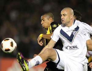 Santiano Silva na partida do Velez contra o Peñarol (Foto: Reuters)