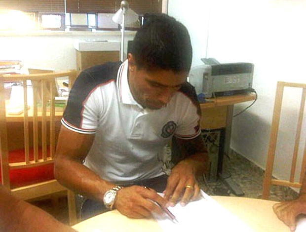 Renato assina contrato com o Botafogo (Foto: Divulgação / Site Oficial do Botafogo)