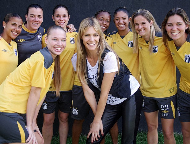 fernanda lima ao lado das sereias da vila (Foto: Pedro Ernesto Guerra Azevedo)