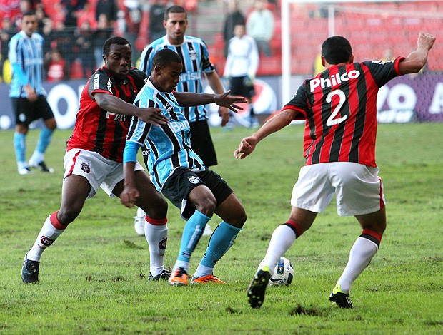 manoel romulo atlético-pr e lins grêmio (Foto: Robertson Luz / Agência Estado)