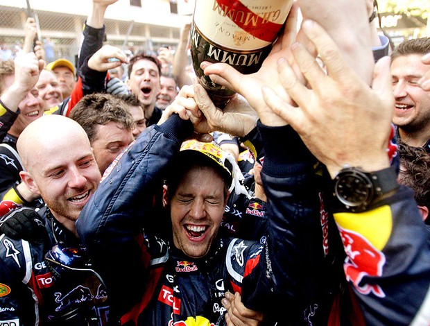 Vettel comemora vitória no GP de Mônaco (Foto: AP)