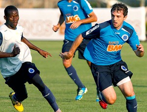 Montillo no treino do Cruzeiro (Foto: Washington Alves / VIPCOMM)