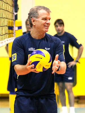 Bernardinho no treino da seleção de vôlei (Foto: Alexandre Arruda / CBV)