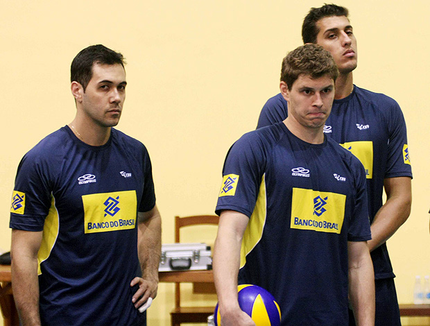 Bruninho com João Paulo Bravo e Sidão no treino de vôlei (Foto: Alexandre Arruda / CBV)