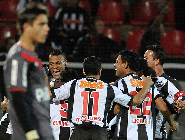 lance de atlético-MG e Atlético_PR (Foto: Pedro Vilela / Futura Press)