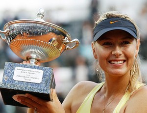 Sharapova com o troféu de tênis em Roma (Foto: Reuters)