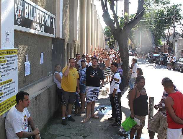 fila de ingressos do Vasco em São Januário (Foto: Rafael Cavalieri / GLOBOESPORTE.COM)