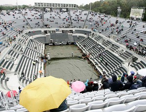 quadra coberta devido a chuva em Roma durante a final de tênis feminino (Foto: AP)