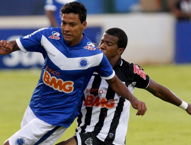 Lance da partida entre Cruzeiro e Atlético-MG, pela final do Mineiro 2011 (Foto: Washington Alves / Vipcomm)