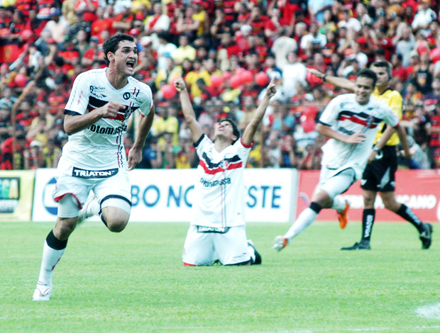 gilberto comemora o gol do santa cruz (Foto: Agência Estado)