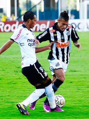 neymar liedson santos x corinthians (Foto: Marcos Ribolli/Globoesporte.com)